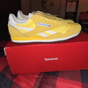 Reebok Classic AZ Yellow Trainers Woman Size 9